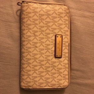 Michael Kors Logo Smartphone Wallet